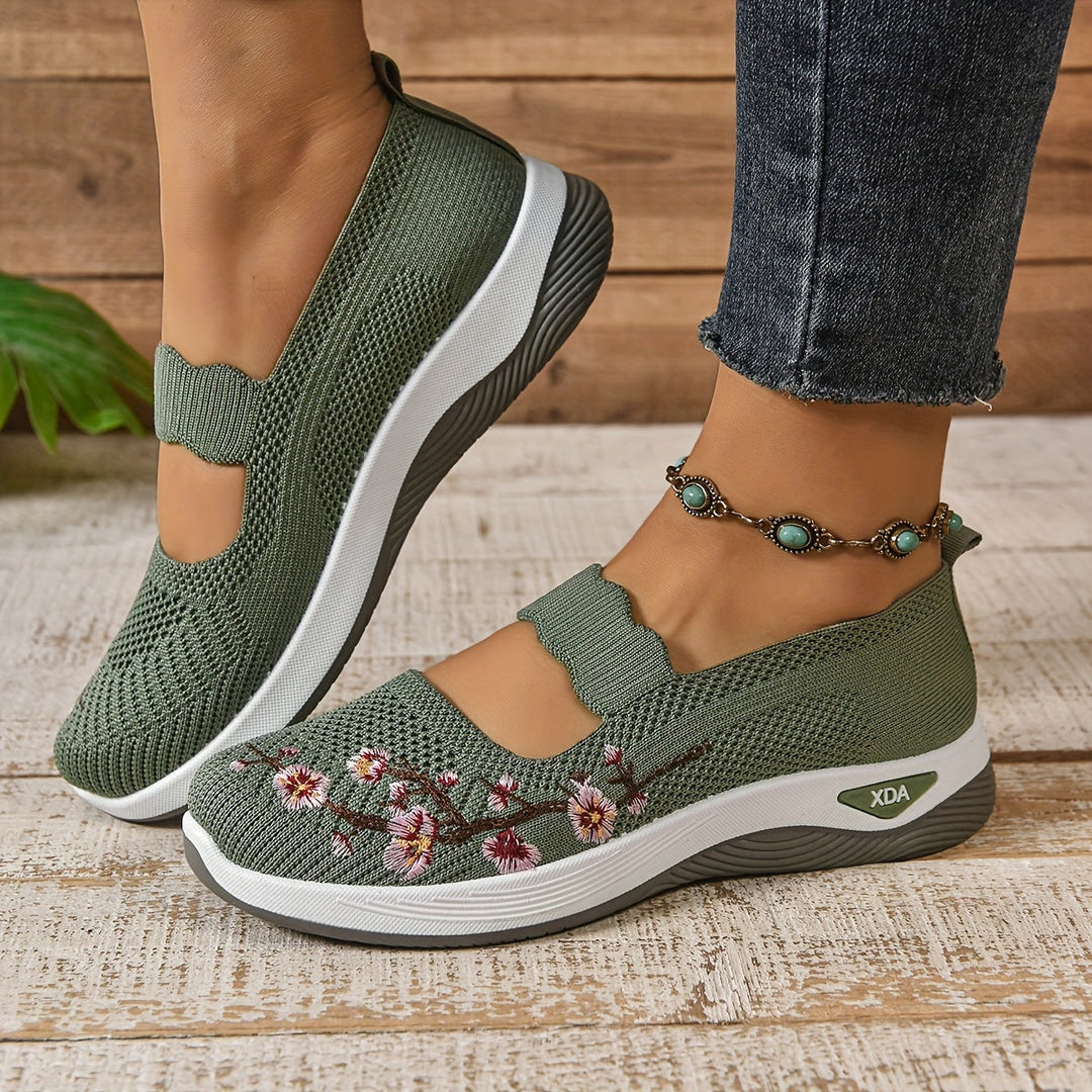 Lynn | Slip-on shoe with embroidered floral pattern and elevated sole
