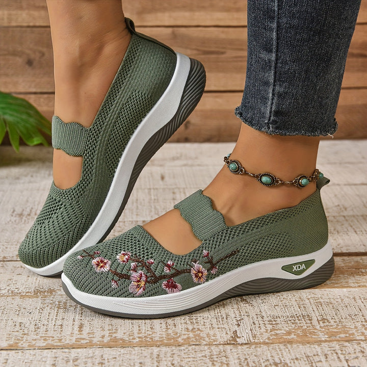 Lynn | Slip-on shoe with embroidered floral pattern and elevated sole