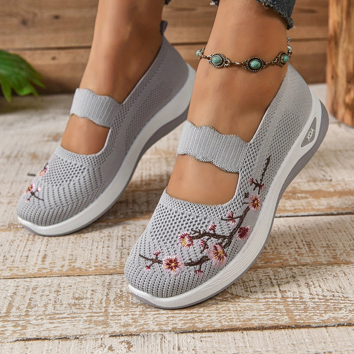 Lynn | Slip-on shoe with embroidered floral pattern and elevated sole