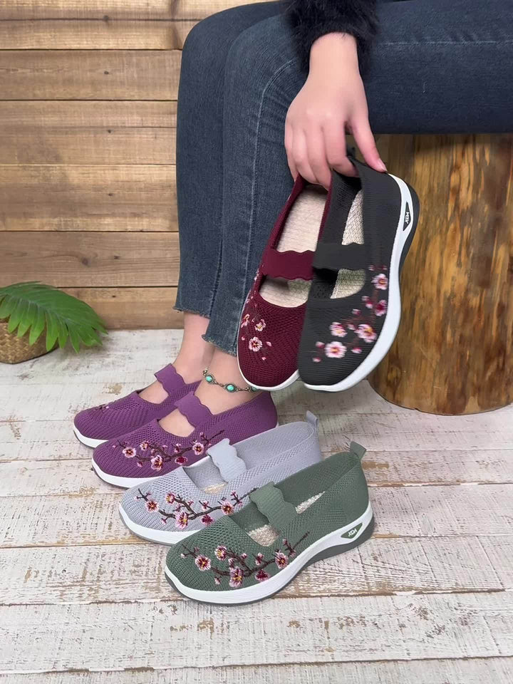 Lynn | Slip-on shoe with embroidered floral pattern and elevated sole