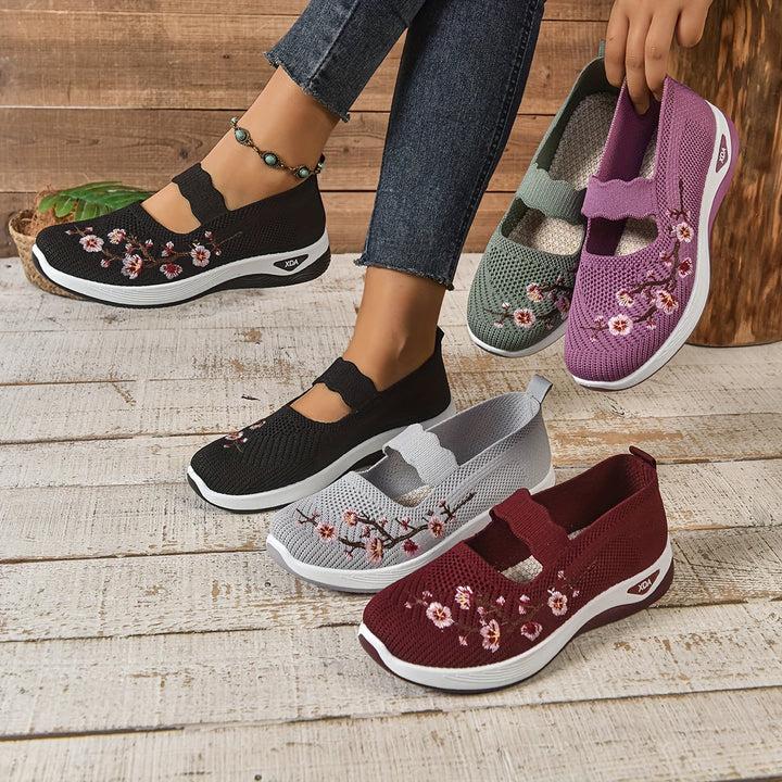 Lynn | Slip-on shoe with embroidered floral pattern and elevated sole