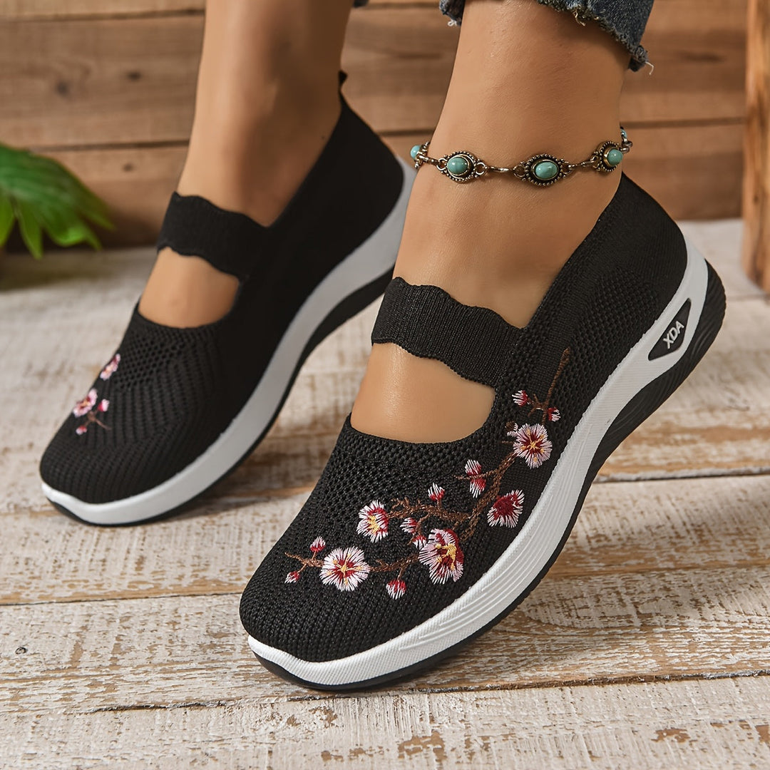Lynn | Slip-on shoe with embroidered floral pattern and elevated sole
