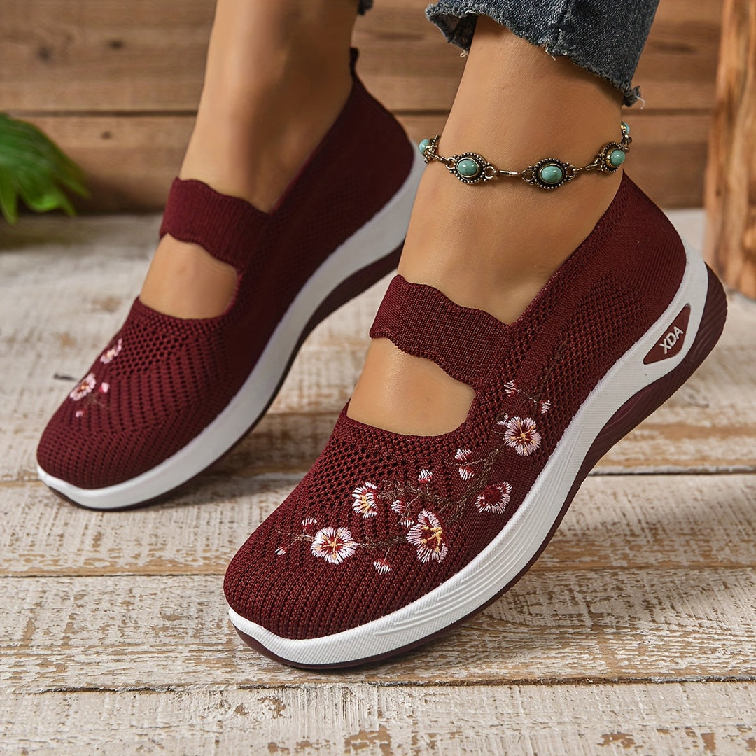 Lynn | Slip-on shoe with embroidered floral pattern and elevated sole