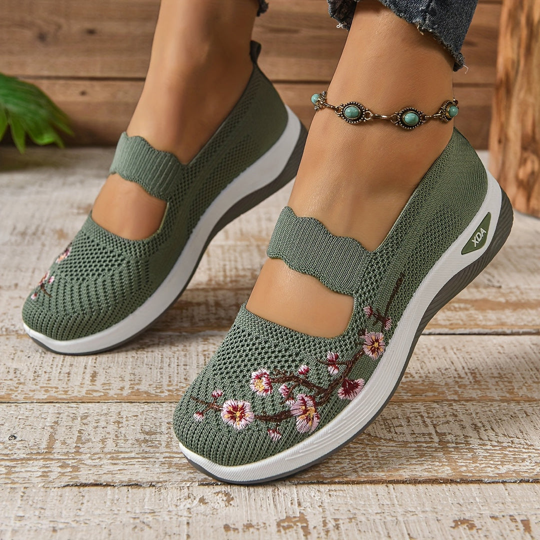 Lynn | Slip-on shoe with embroidered floral pattern and elevated sole