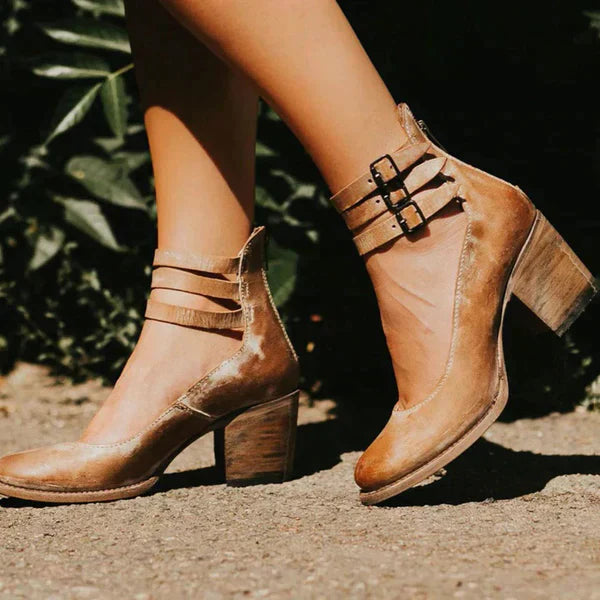 Lisa | Stylish pumps with ankle strap