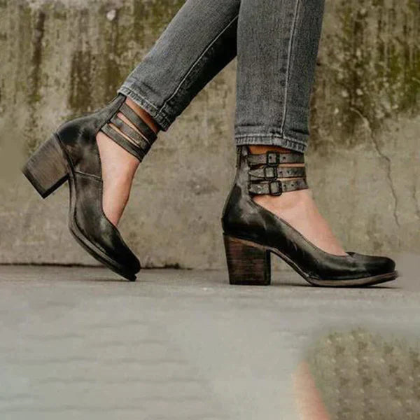 Lisa | Stylish pumps with ankle strap