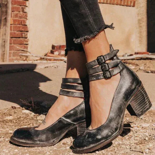 Lisa | Stylish pumps with ankle strap
