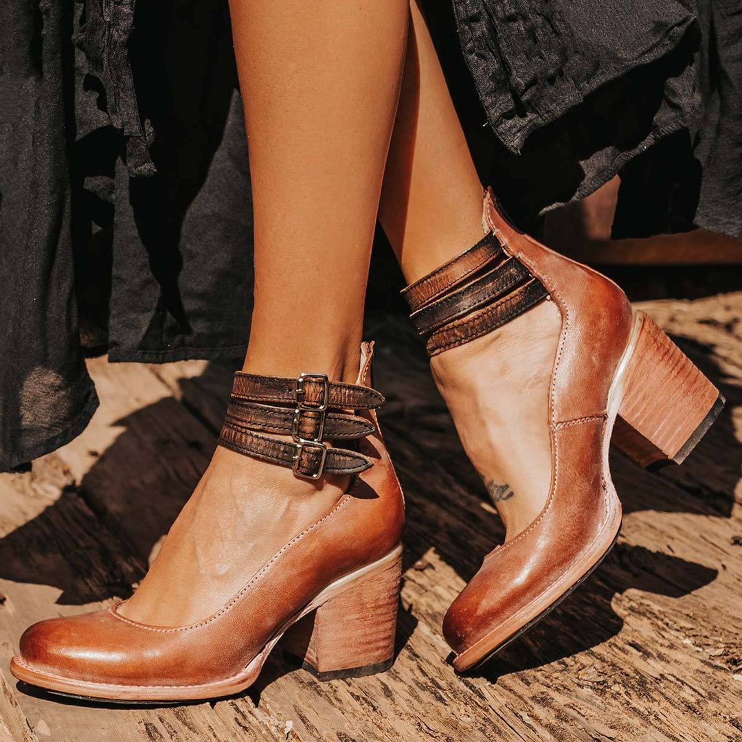 Lisa | Stylish pumps with ankle strap