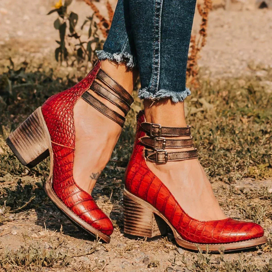 Lisa | Stylish pumps with ankle strap