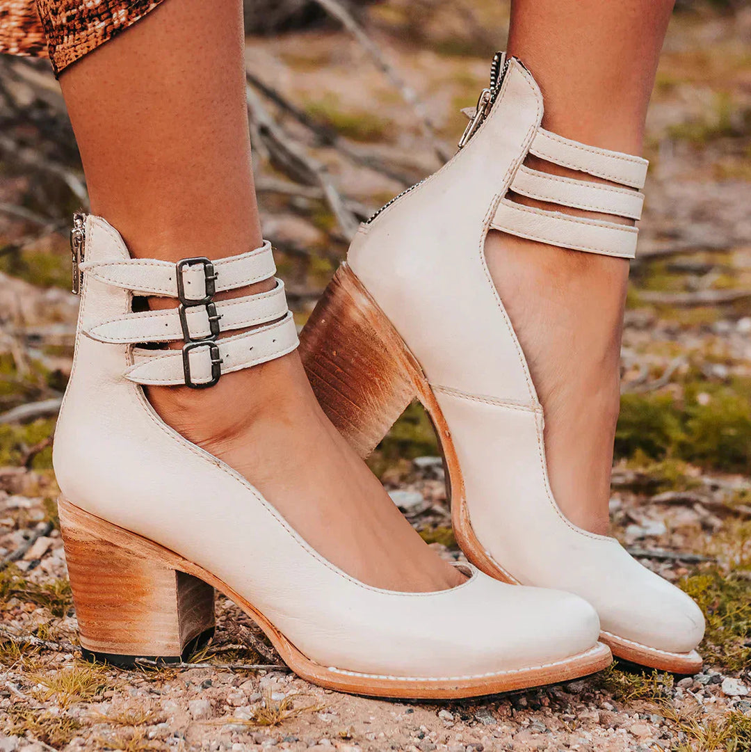 Lisa | Stylish pumps with ankle strap