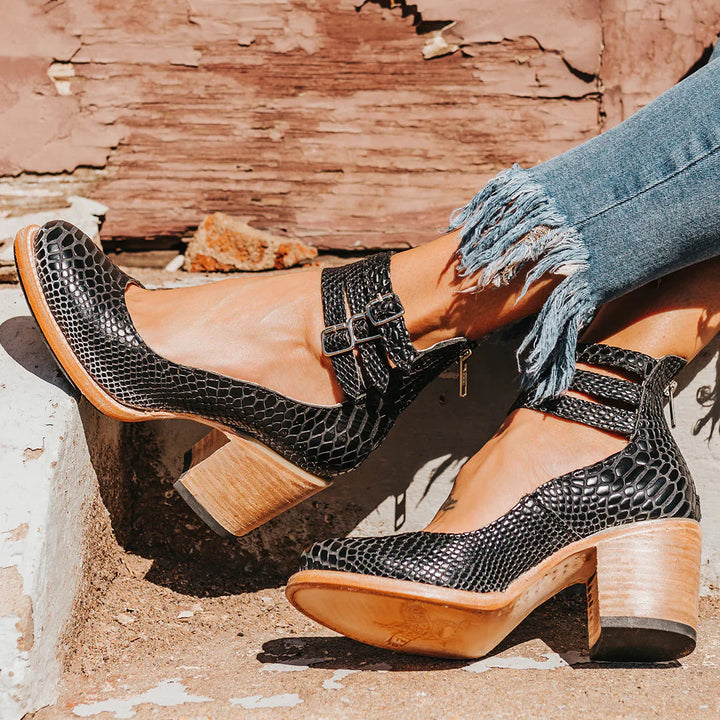 Lisa | Stylish pumps with ankle strap