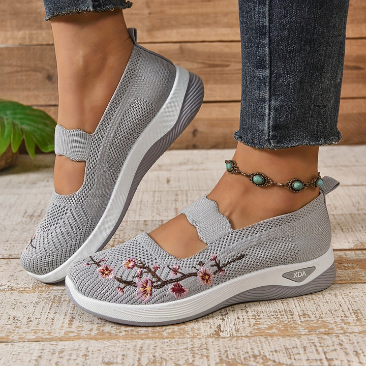 Lynn | Slip-on shoe with embroidered floral pattern and elevated sole