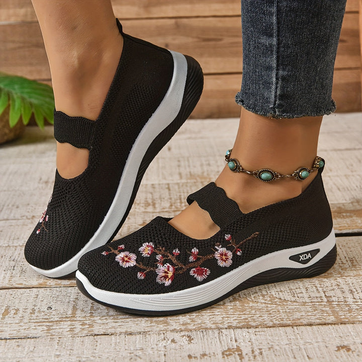 Lynn | Slip-on shoe with embroidered floral pattern and elevated sole