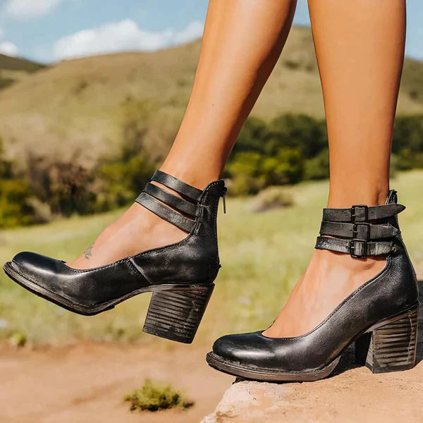 Lisa | Stylish pumps with ankle strap