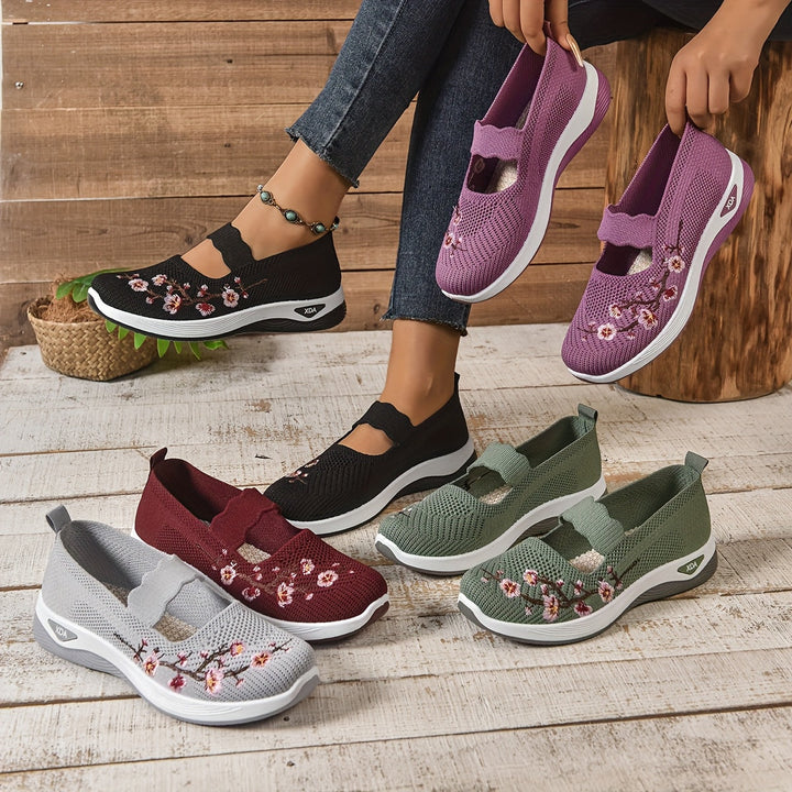 Lynn | Slip-on shoe with embroidered floral pattern and elevated sole